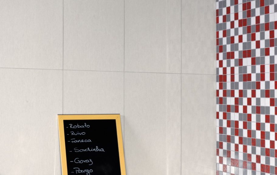 Azulejos modernos com padrões gráficos para espaços comerciais - Infinity da Recer