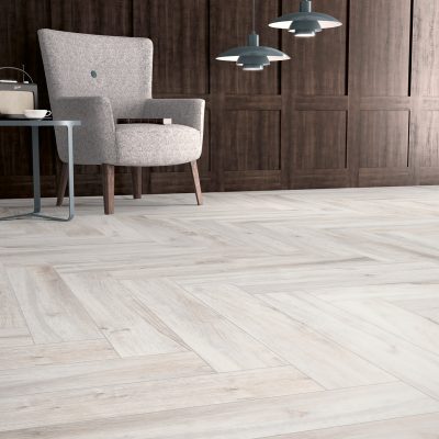 Sala elegante com pavimento cerâmico efeito madeira Live White River da Recer, com veios marcantes e visual linear.