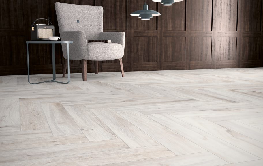 Cerâmica que imita madeira Live White River, da Recer, aplicado numa sala elegante