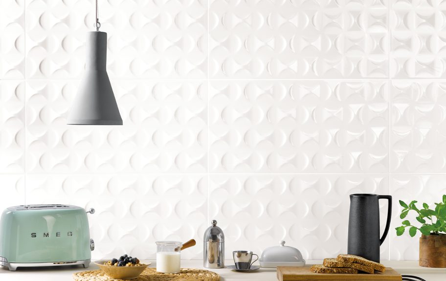 Azulejo branco 3D More Ikon Glossy da Recer na parede de uma cozinha elegante com bancada