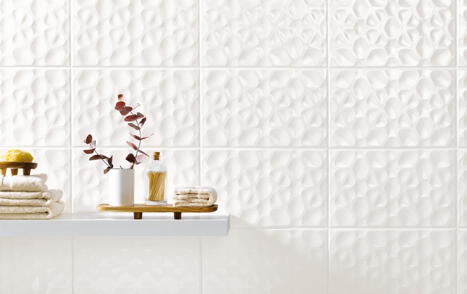Casa de banho elegante com azulejo branco 3D More Pure Glossy da Recer