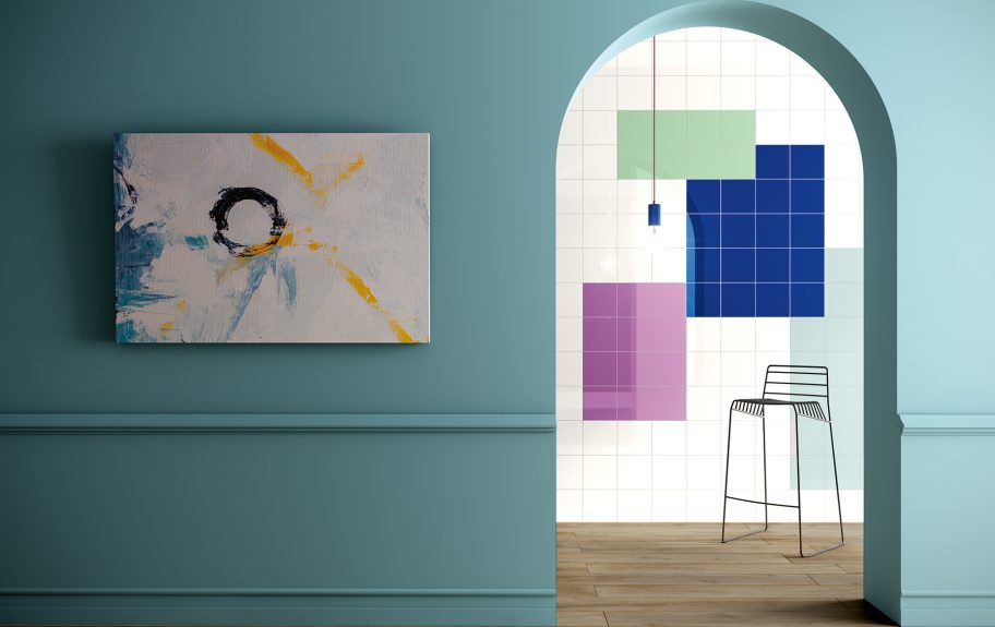 Porcelânicos Urban e Live Sun Wood, da Recer, aplicados num ambiente colorido e criativo