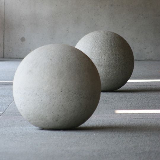 Esferas de cimento em ambiente neutro, simbolizando o estilo intemporal da cerâmica com efeito de cimento Attitude da Recer