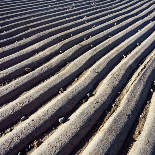 Superfície ondulada em relevo, representando os decors 3D da cerâmica com efeito de cimento Attitude da Recer