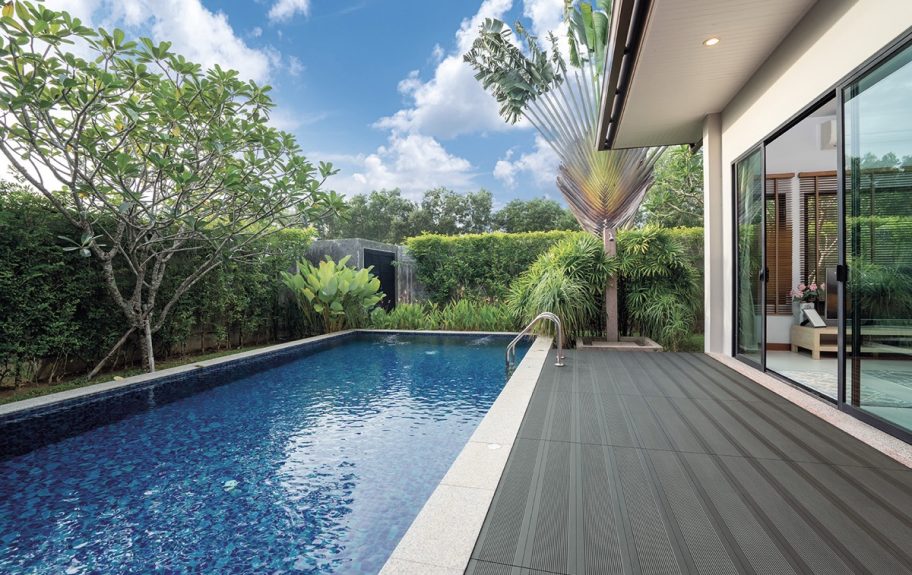 Cerâmica para Exteriores Tek Deck da Recer num pátio junto a piscina