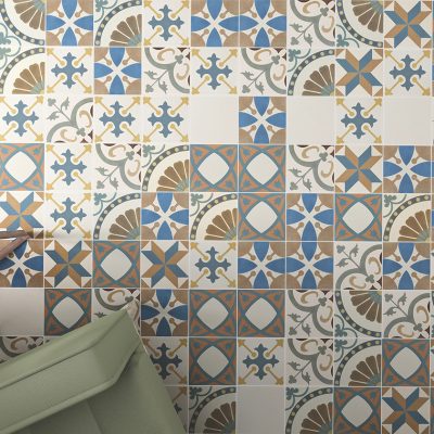 Azulejos hidráulicos Revival, da Recer, no chão de uma sala vintage.