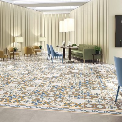 Azulejos Hidráulicos Revival, da Recer, no chão de um restaurante vintage elegante