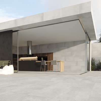 Cerâmica antiderrapante Grand Stone Sand 60x60R, da Recer, num espaço moderno.