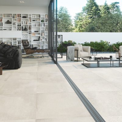 Cerâmica antiderrapante Grand Stone Sand 60x60R, da Recer, num espaço moderno.