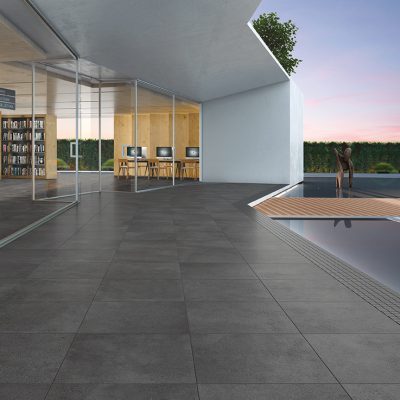 Pavimento cerâmico antiderrapante Grand Stone Black em 60x60r e 30x30, junto à piscina moderna.