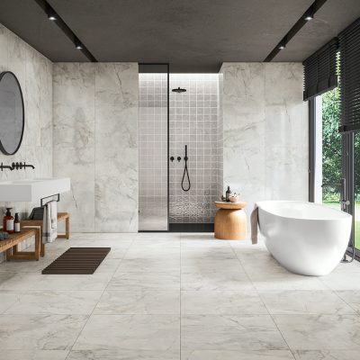 Cerâmica com efeito Mármore Quartzito Mont Blanc aplicado nas paredes e no chão de uma casa de banho luxuosa - Griseo da Recer