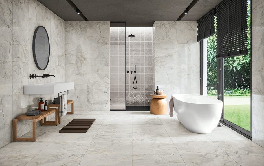 Cerâmica com efeito Mármore Quartzito Mont Blanc aplicado nas paredes e no chão de uma casa de banho luxuosa - Griseo da Recer