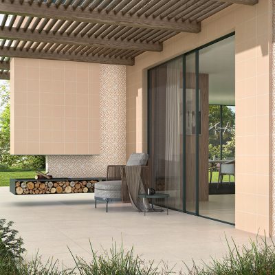 Pátio estilo romântico com pavimento e revestimento da Série Lamour, da Recer.