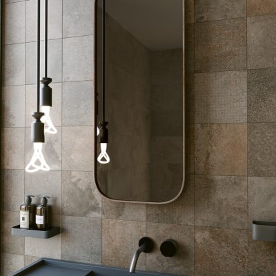 Cerâmica com efeito oxidado para casas de banho urbanas