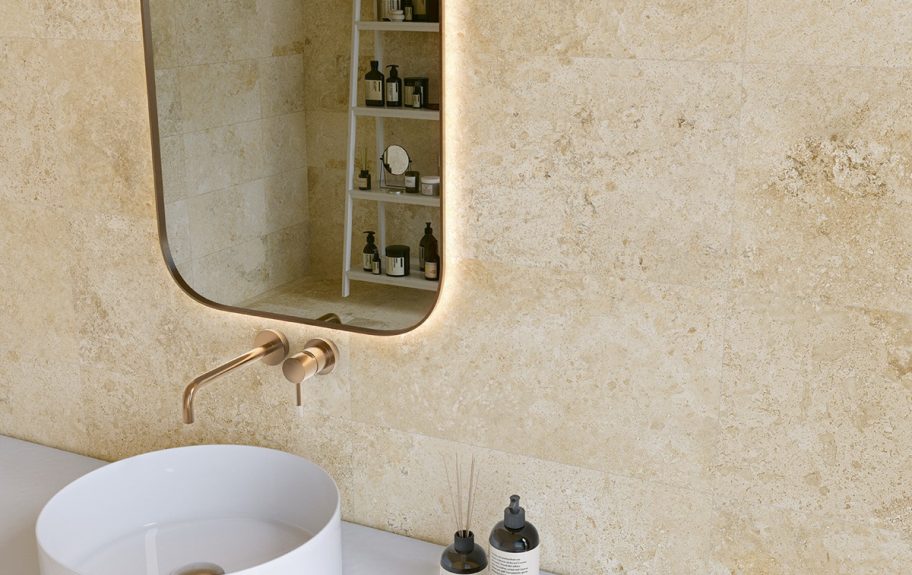 Cerâmica com efeito de pedra natural para casas de banho elegantes - Rapolano Caramel 30x60 da Recer.