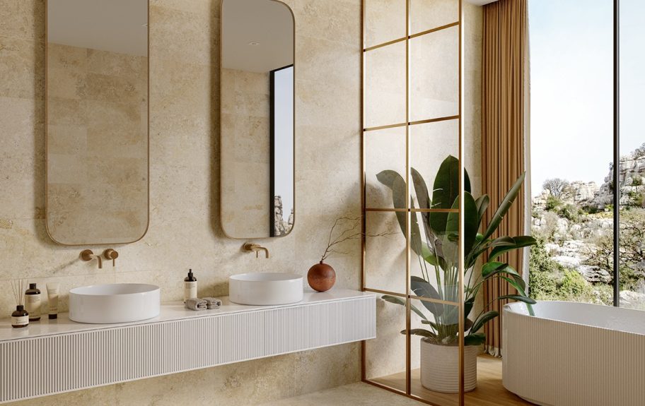 Cerâmica com efeito de pedra natural Rapolano da Recer, numa casa de banho sofisticada.