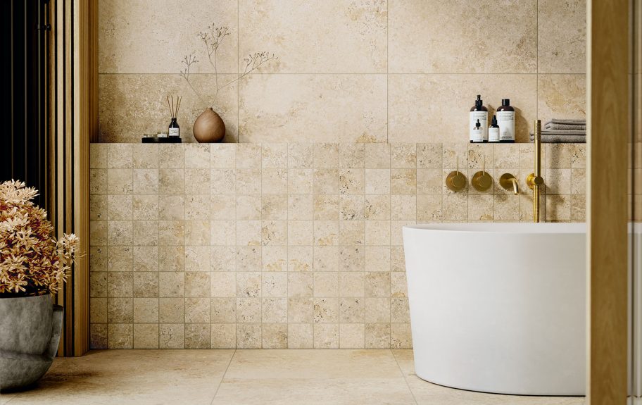 Cerâmica com efeito de pedra natural Rapolano da Recer, para casas de banho sofisticadas.