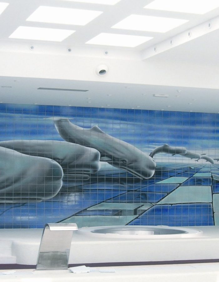 Mosaicos personalizados, da Recer, no hotel Meliá Madeira Mare, aplicados na parede e em colunas.