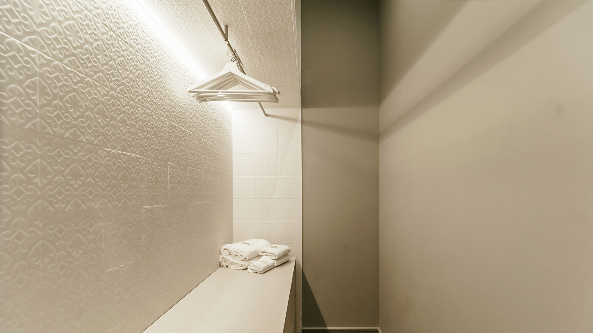 azulejo-triplex-parede-armario-embutido-hotel-royal-collection-recer