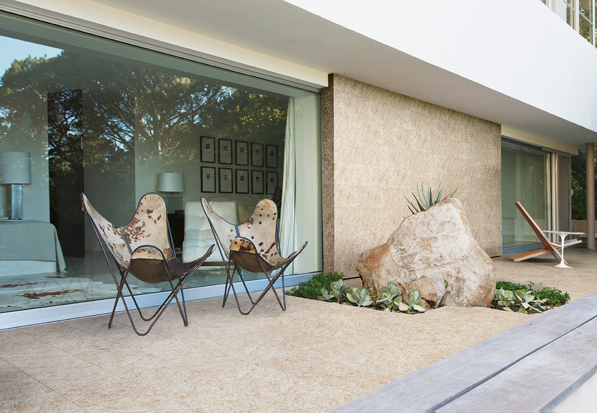 Chairs,And,Boulder,On,Patio,Of,Modern,House